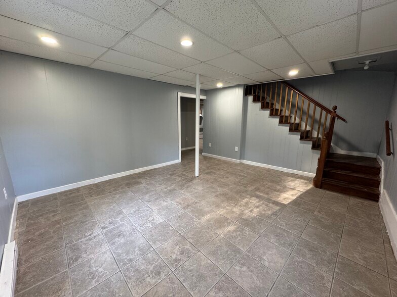 Building Photo - 1112 Riverside Ter