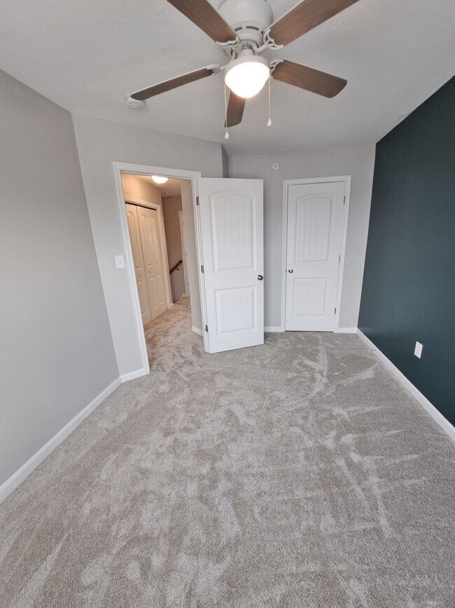 Building Photo - 3 Bed / 2-1/2 Bath  Single Family Town Home w/Attached1 Car Garage