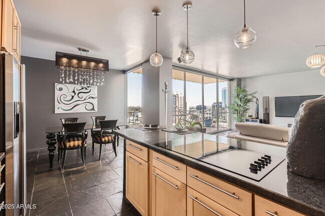 Building Photo - 207 W Clarendon Ave