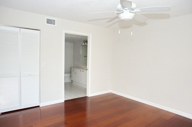 Building Photo - ANNUAL RENTAL - 2 Bedroom, 2 Bath Condo in...