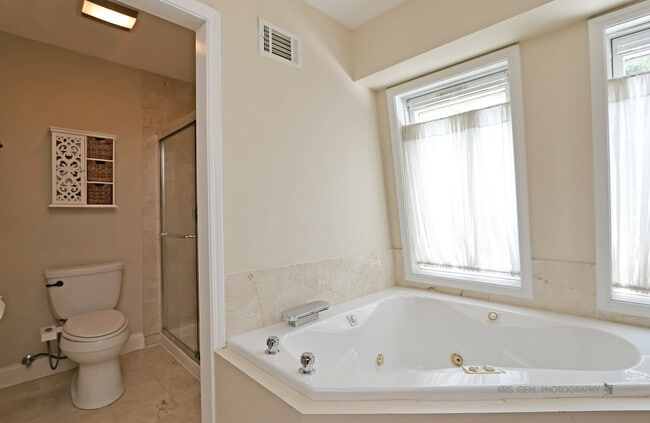 Building Photo - 1221 Creekside Dr