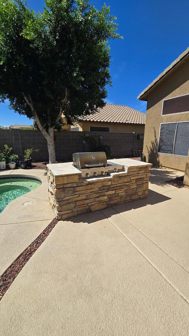 Building Photo - 8213 W Quail Ave