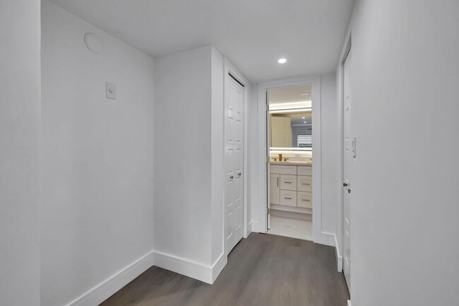 Building Photo - 3100 N Palm Aire Dr