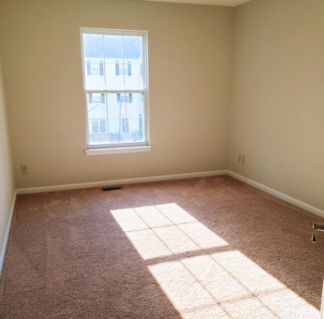 Building Photo - Spacious 3 Bedroom Townhome in Oldfarm.