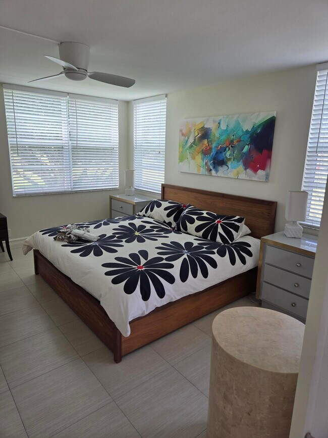 Building Photo - 1831 Sabal Palm Dr