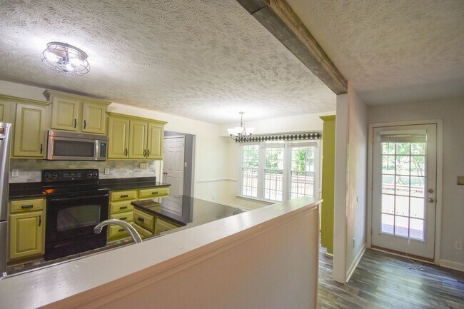Building Photo - 3 Bedroom 2.5 Bathroom with a Bonus: Small...
