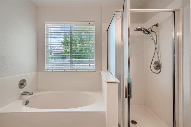 Building Photo - 102 Evergreen Cir