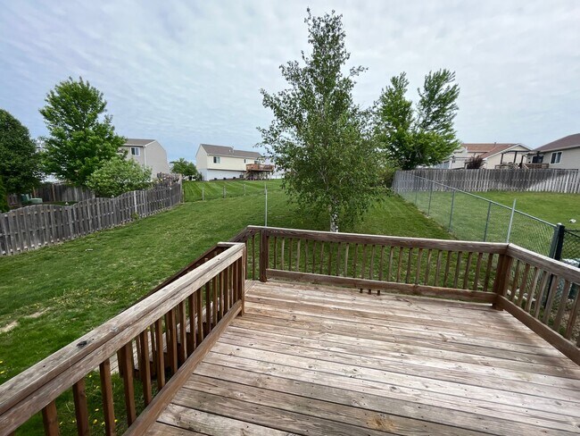 Building Photo - Bright & Spacious 3 Bedroom Bellevue Home!!