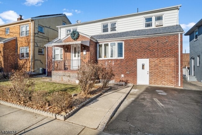 Building Photo - 46 King St