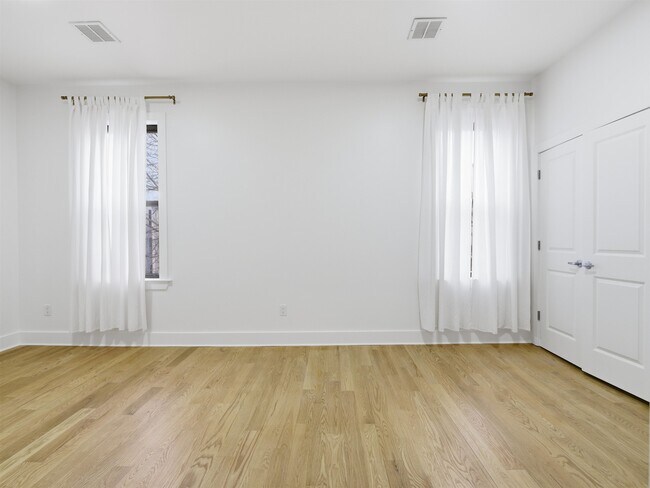 Building Photo - 32 Charles St