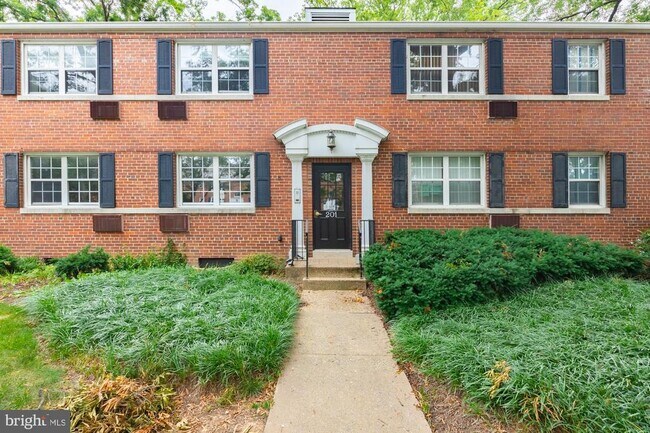 Building Photo - 201 N George Mason Dr