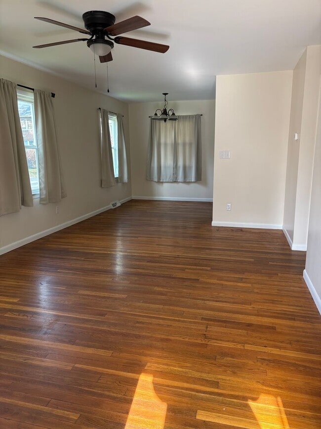 Building Photo - 3 Bedroom/1 Bath home for Rent