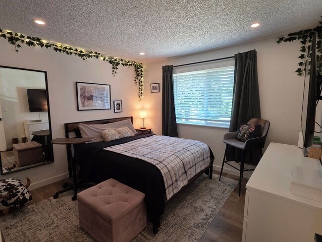 Building Photo - Lea Hill tri-level home - 3 bedroom 2.5 bath home - Feels like new/ Remodeled - A Must see - Avai...