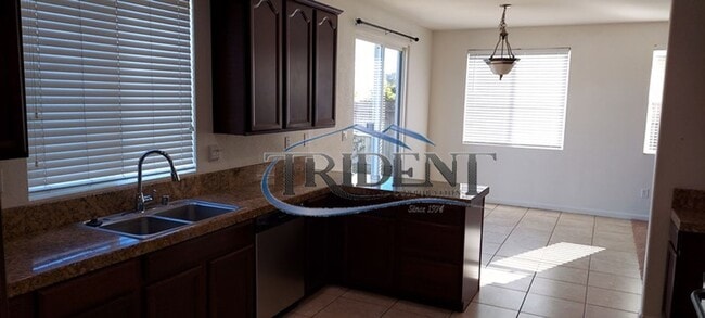Building Photo - Beautiful 5 bedroom, 3 bath house