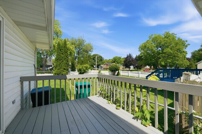 Building Photo - Move-In Ready Split-Level with Open Floor Plan