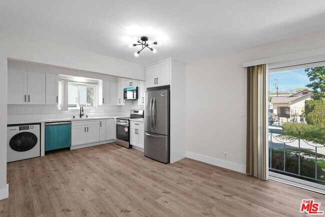 Building Photo - 1031 N Laurel Ave