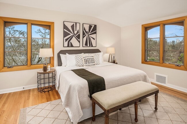 Building Photo - Queen Anne Home