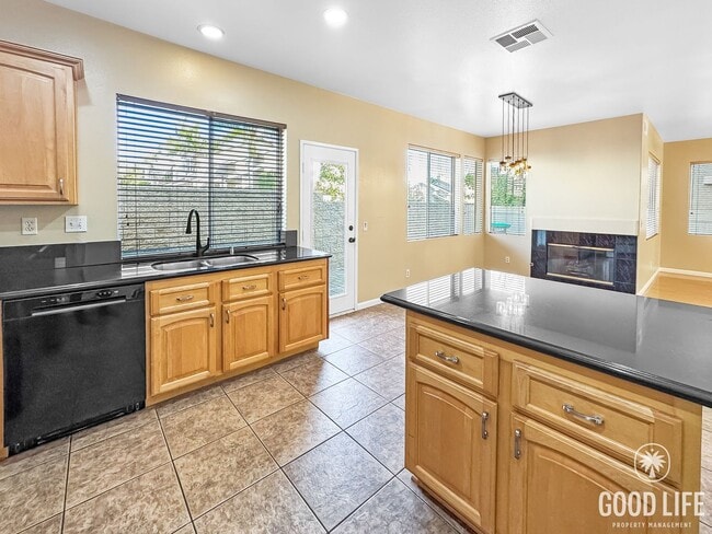 Building Photo - Immaculate 4Bd/2.5Ba Home with New Fridge, AC, Fenced Back Patio in Aliso Viejo!