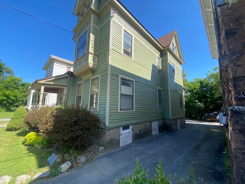 Building Photo - 415 Rutger St