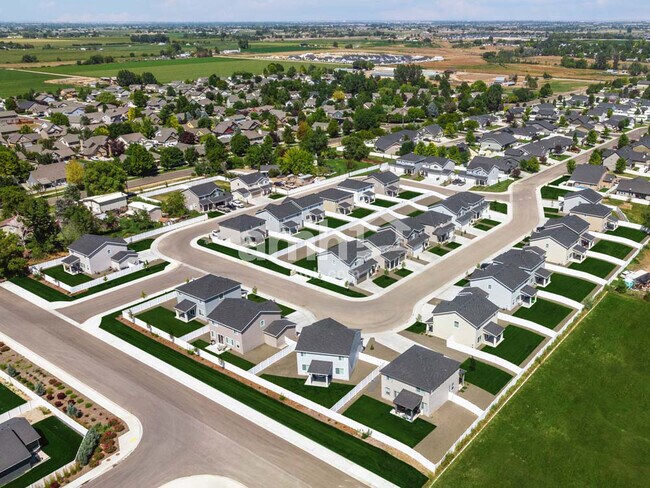 Building Photo - 749 S Rocker Ave