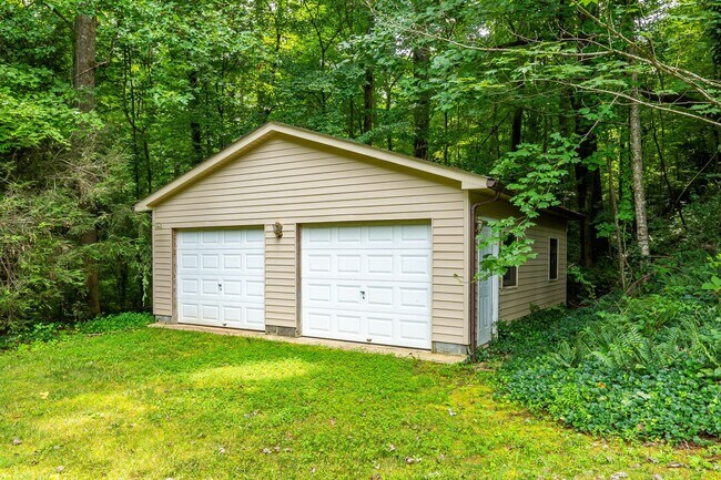 Building Photo - 102 Arbor Ln