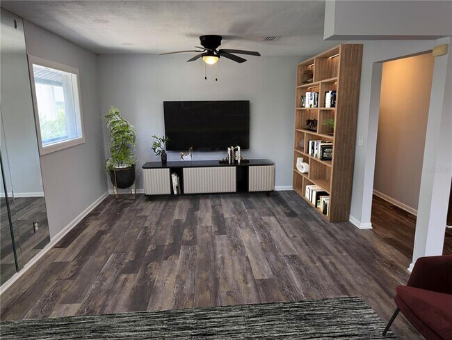 Building Photo - 9903 Bay Dr