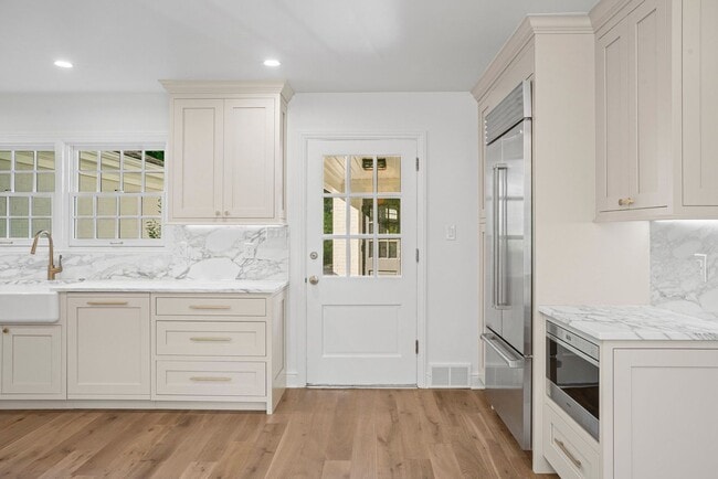 Building Photo - Elegant Fox Chapel 4-Bedroom, 3.5-Bath Home