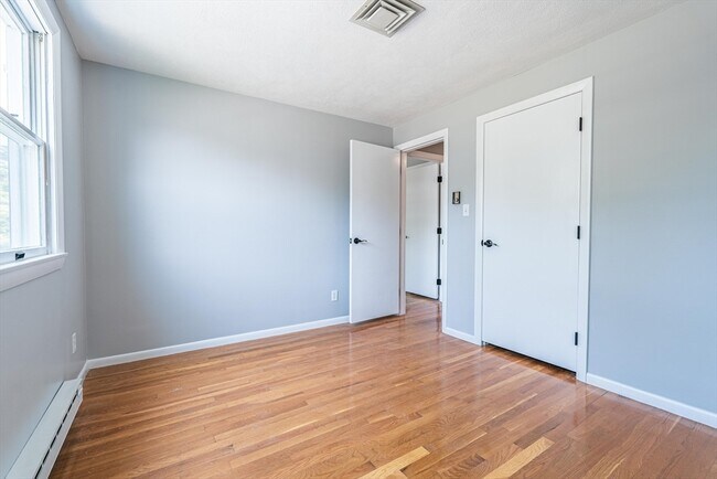 Building Photo - 20 Fieldstone Dr
