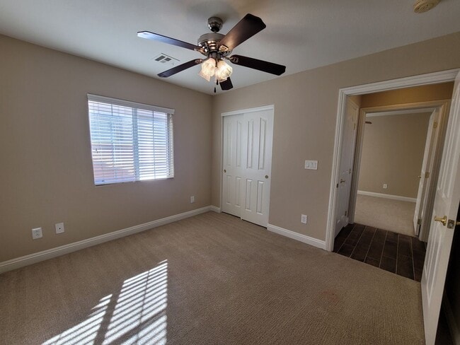 Building Photo - Beautiful Single Story Town Home in Mountains Edge Community