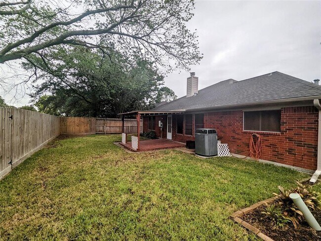 Building Photo - 3821 Pin Oak Dr N