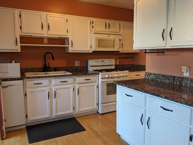Building Photo - Cute 3 Bedroom Condo