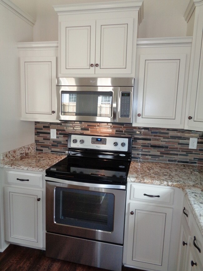 Building Photo - Spacious 4BR Home with Open Split Floor Plan, Granite Kitchen & Fenced Yard