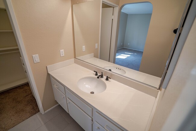 Building Photo - Diamond Head 2 Bedroom Townhome in Stevens...