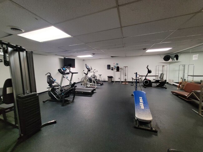 Building Photo - 2 Bedroom Condo - Greentree - Many Amenities!!