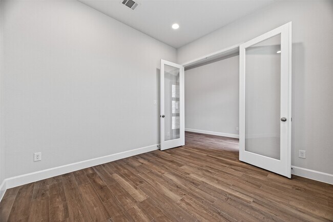 Building Photo - 302 Sky Top Dr