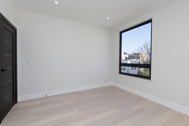 Building Photo - 2541 Turner St