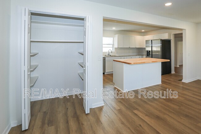 Building Photo - 1741 E 1st Ave