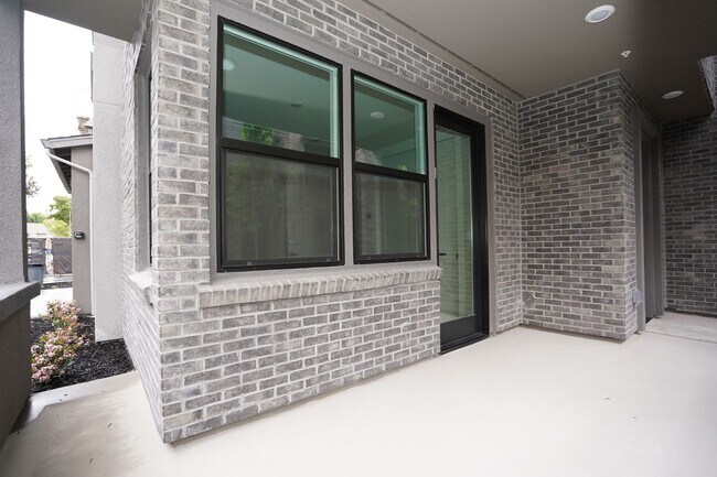 Building Photo - New Construction End Unit Luxury Townhome in Central Sunnyvale Location!