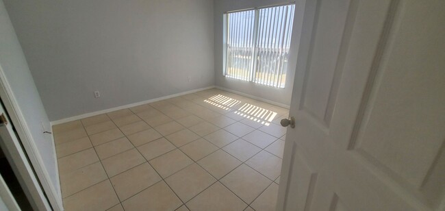 Building Photo - 205 Schoolside Dr