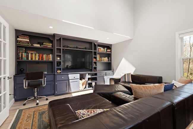 Building Photo - 5 Susan Dr