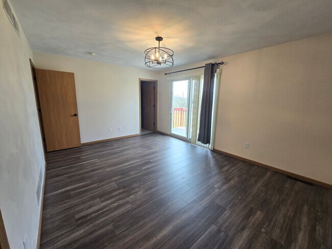 Building Photo - Beautifully Updated 3 Bedroom 2.5 Bathroom Townhouse - Golf Course View!