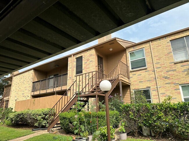 Building Photo - 10555 Turtlewood Ct