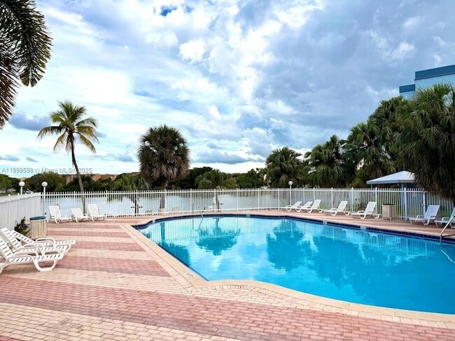 Building Photo - 9357 Fontainebleau Blvd