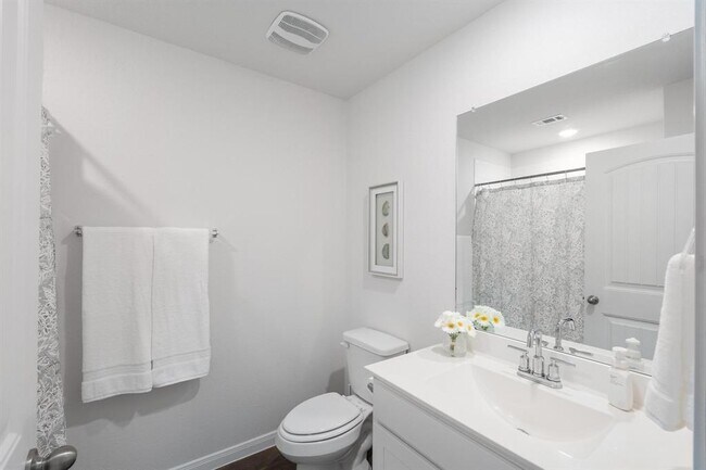 Building Photo - 205 Bethpage Dr