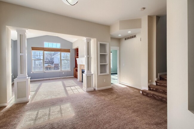 Building Photo - 4 Bedroom townhome in Broomfield