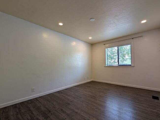 Building Photo - Updated 3-Bedroom, 2.5-Bath Home ~ Solid Surface Flooring and Spacious Kitchen!