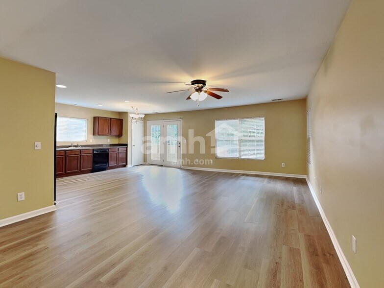 Building Photo - 100 Trayesan Dr
