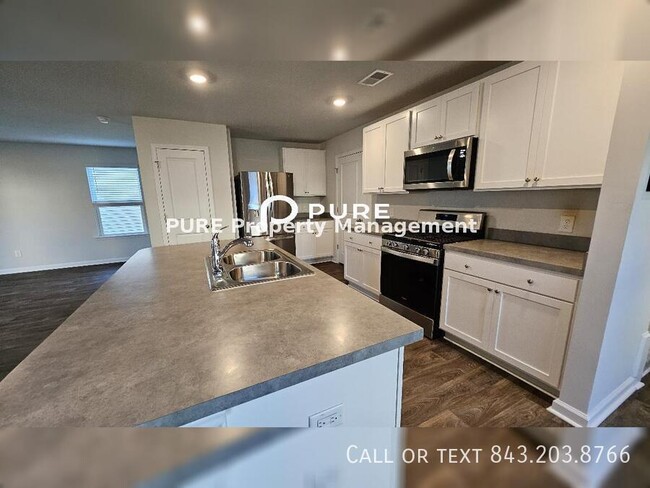 Building Photo - Spacious 4 Bedroom 3 Bathroom Rental Avail...