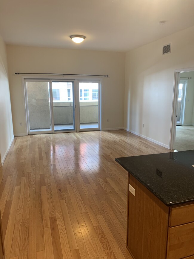 Building Photo - 2br/2ba Uptown Condo