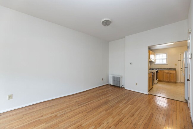 Building Photo - Cozy 3 Bed near metro!  Apply today for sa...